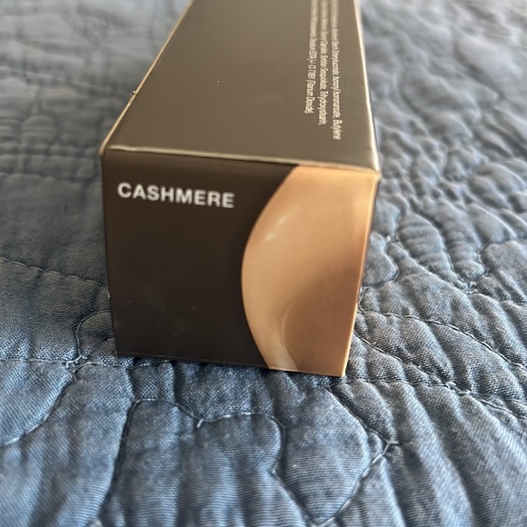 BECCA ultimate coverage CASHMERE foundation - Picture 2 of 4